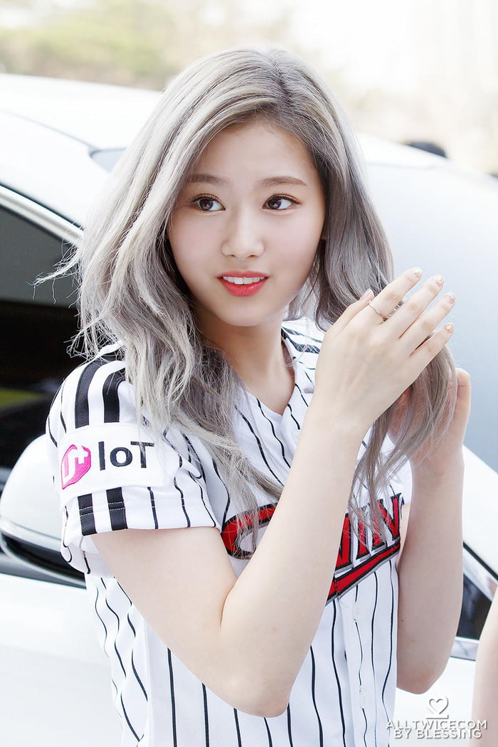 Cute Sana with grey hair - 9GAG