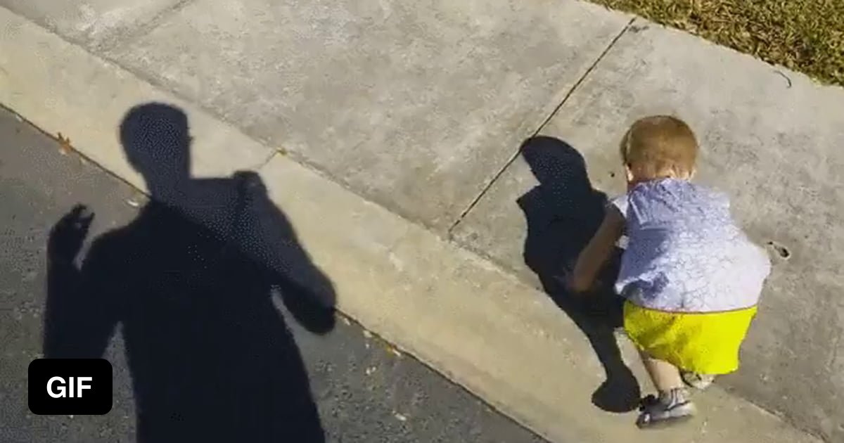 Видео где маленький мальчик тащит папу крокус. Тащит ребенка. Гиф папа с ребенком. Отца тащат в дети гиф.