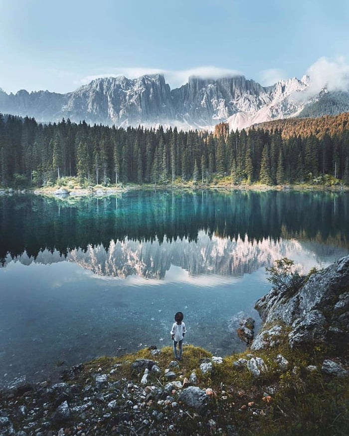 This lake at Veneto, Italy. - 9GAG