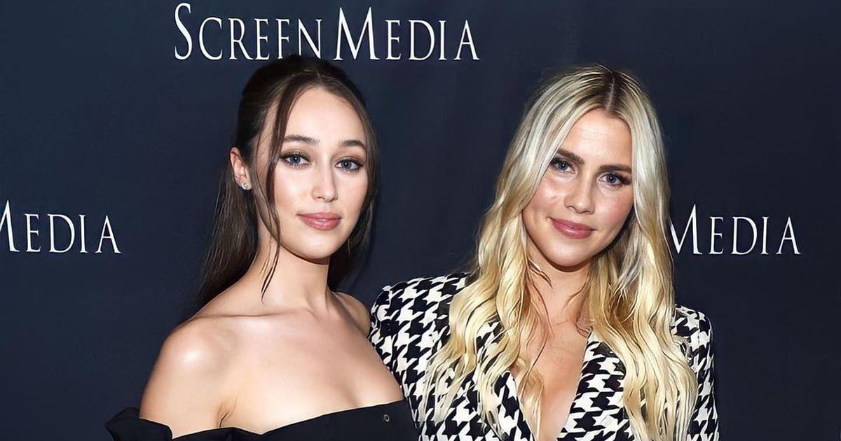 Alycia Debnam Carey And Claire Holt