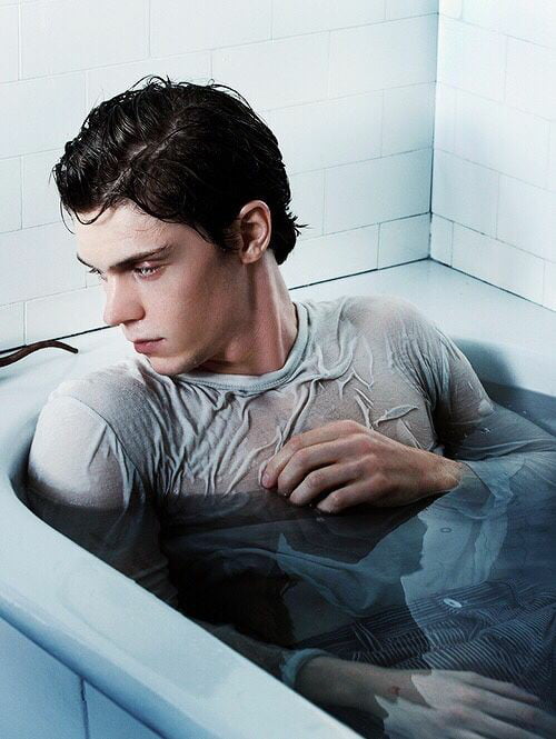 Evan Peters in bathtub - 9GAG