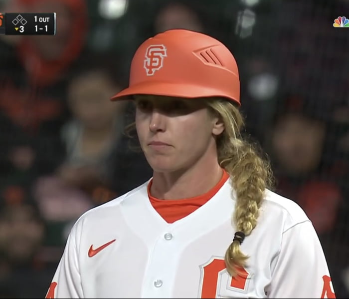 Alyssa Nakken is coaching 1st base tonight for the SF Giants. The first female coach on the