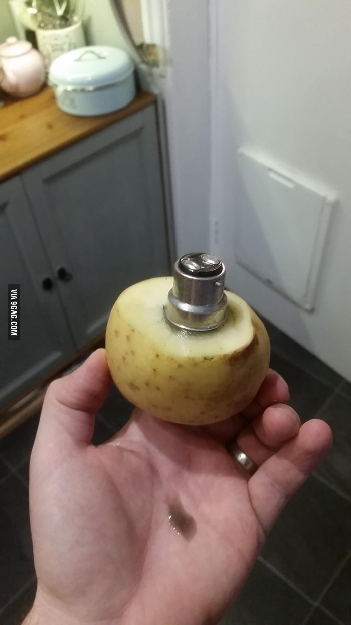 Life hack Removing a broken light bulb with a potato. 9GAG