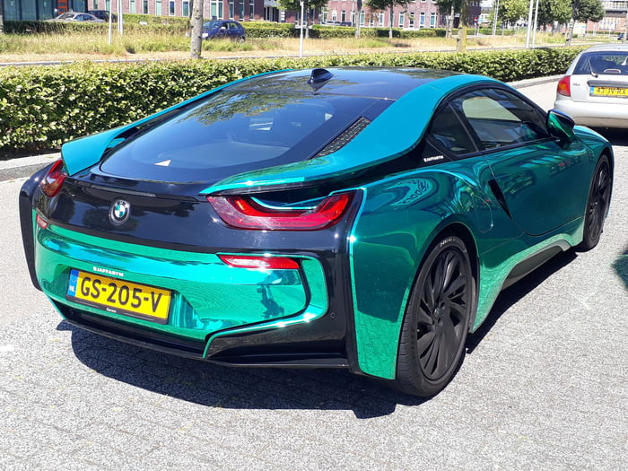 BMW i8 зеленая