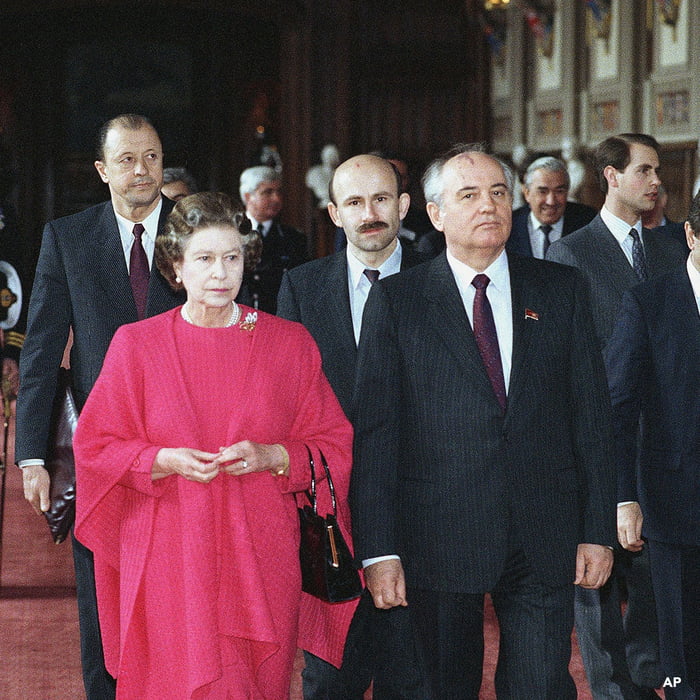 Queen Elizabeth Ii And Soviet Leader Mikhail Gorbachev At Windsor Castle In 7 April 1989 9gag 
