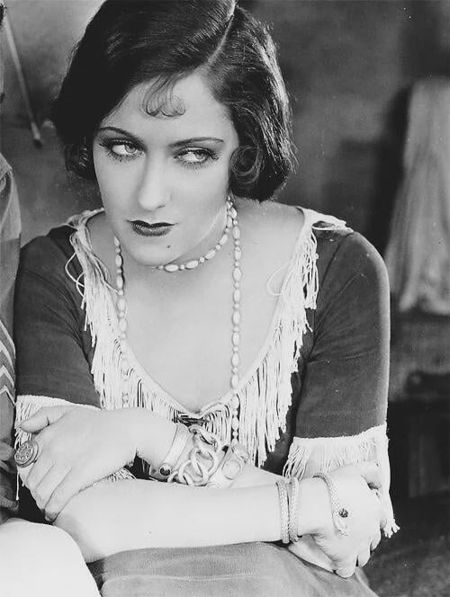 Gloria Swanson - 1920 - 9GAG