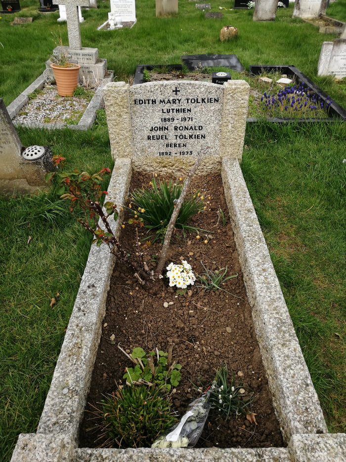 Edith Cemetery The grave of Edith and her husband J.R.R. Tolkien at Wolvercote ...