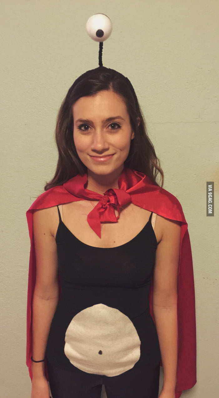 This guy made her gf a Nibbler costume 9GAG