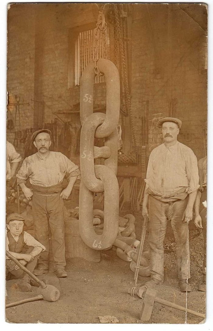 Workers and the huge chain links forged for the Titanic's anchor, 1910 ...