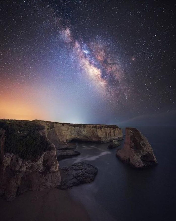 A nice view of the Milky Way by the bay. - 9GAG