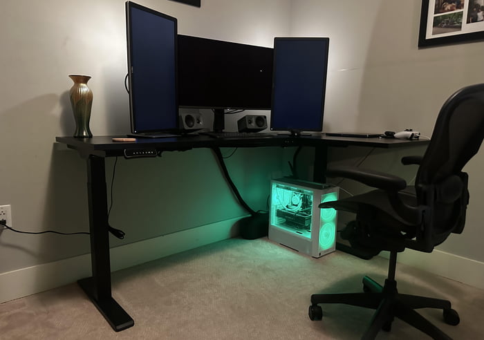 Three 4K monitor setup for gaming and work - 9GAG