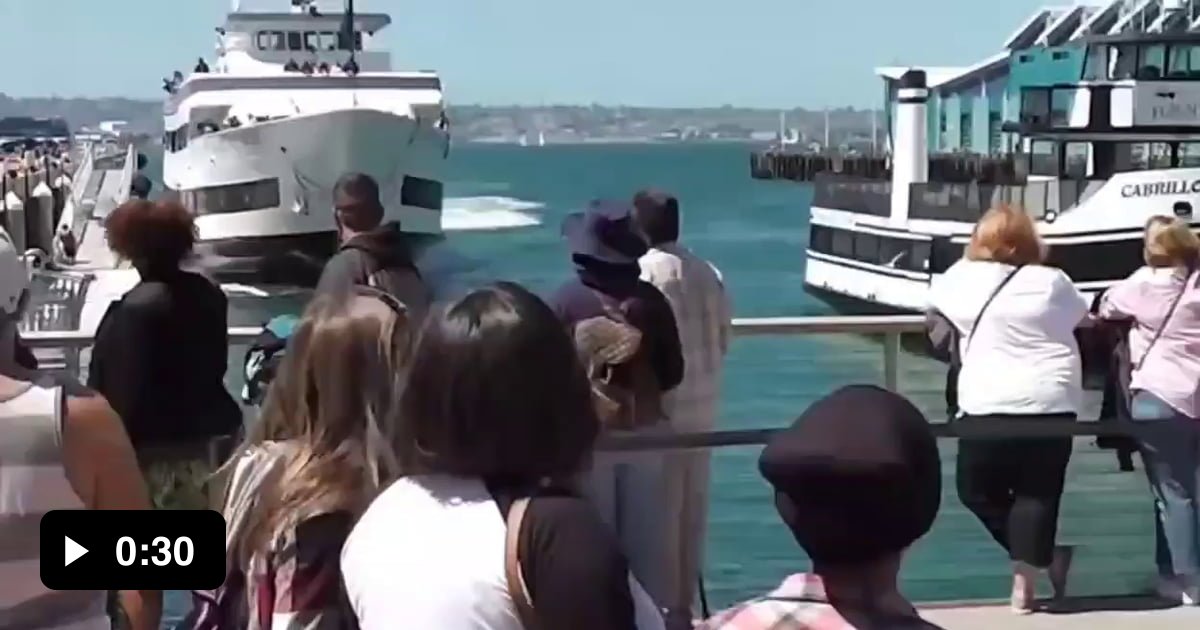 San Diego, CA (2016) Dinner cruise boat sounds 5 short blasts before