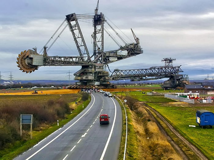 The biggest land vehicle in the world: The Bagger 293 - 9GAG