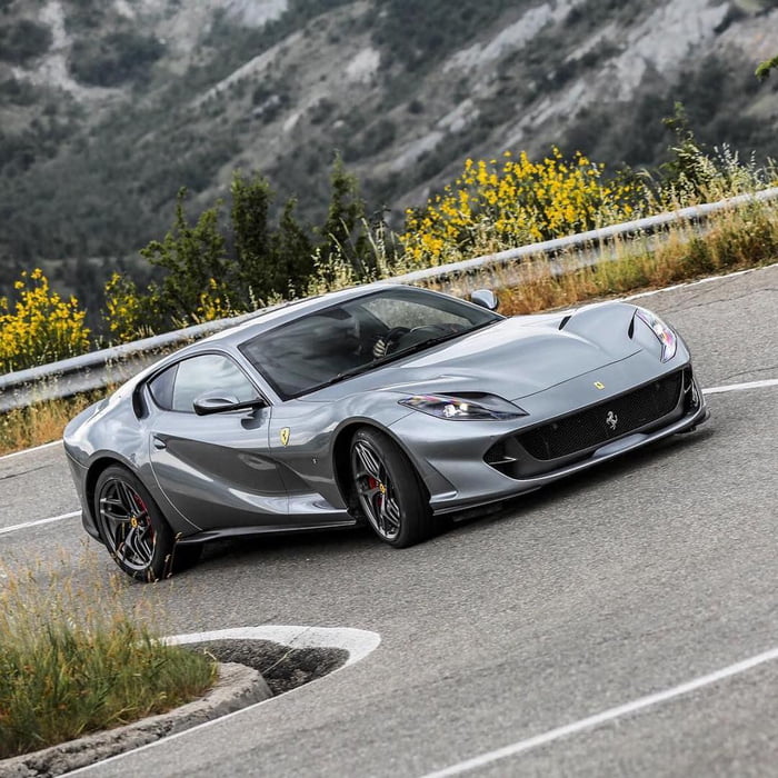 Ferrari 812 Superfast - 9gag