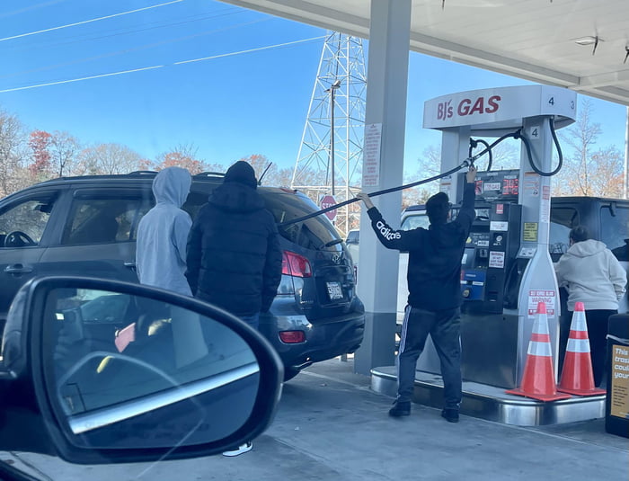3 Kids at a Gas Station not knowing how to pump gas, pulled in