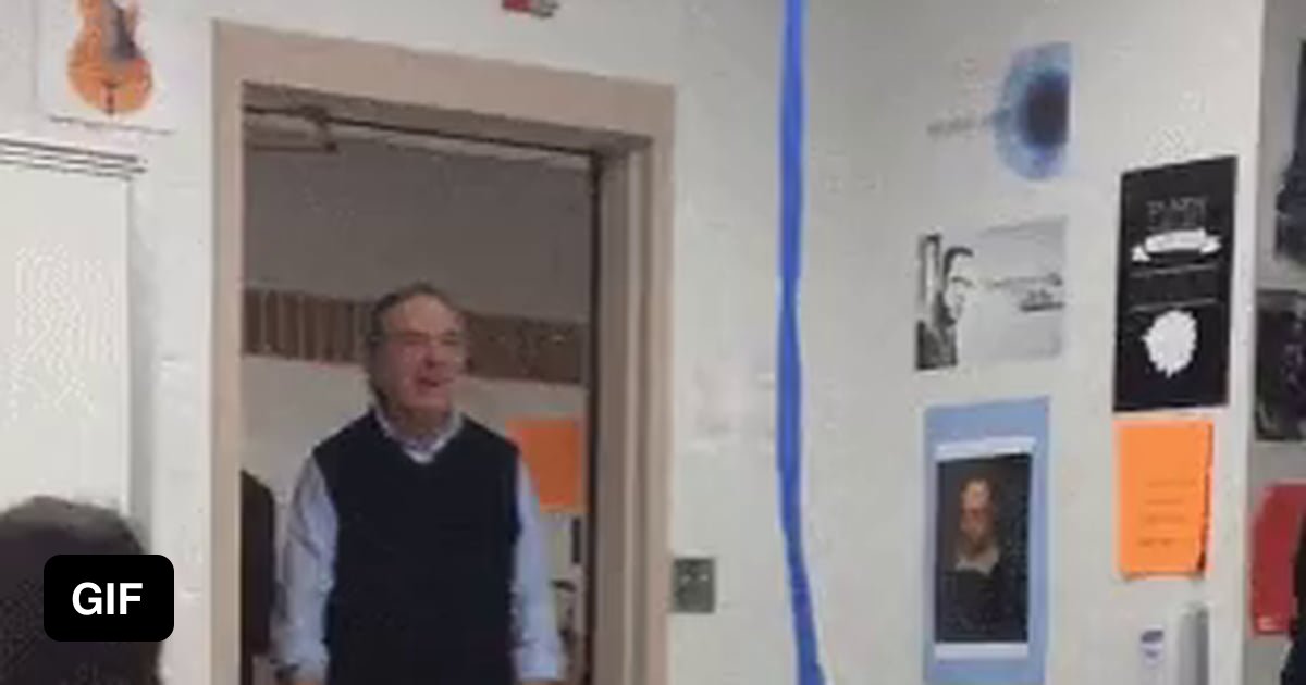 Students surprise teacher on his birthday - 9GAG