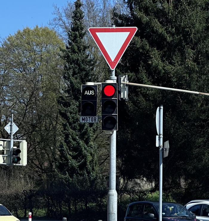 Traffic light with engine Indicator - 9GAG