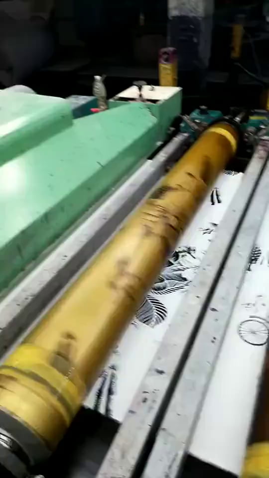 Roller printing on fabric. Truly amazing! 9GAG