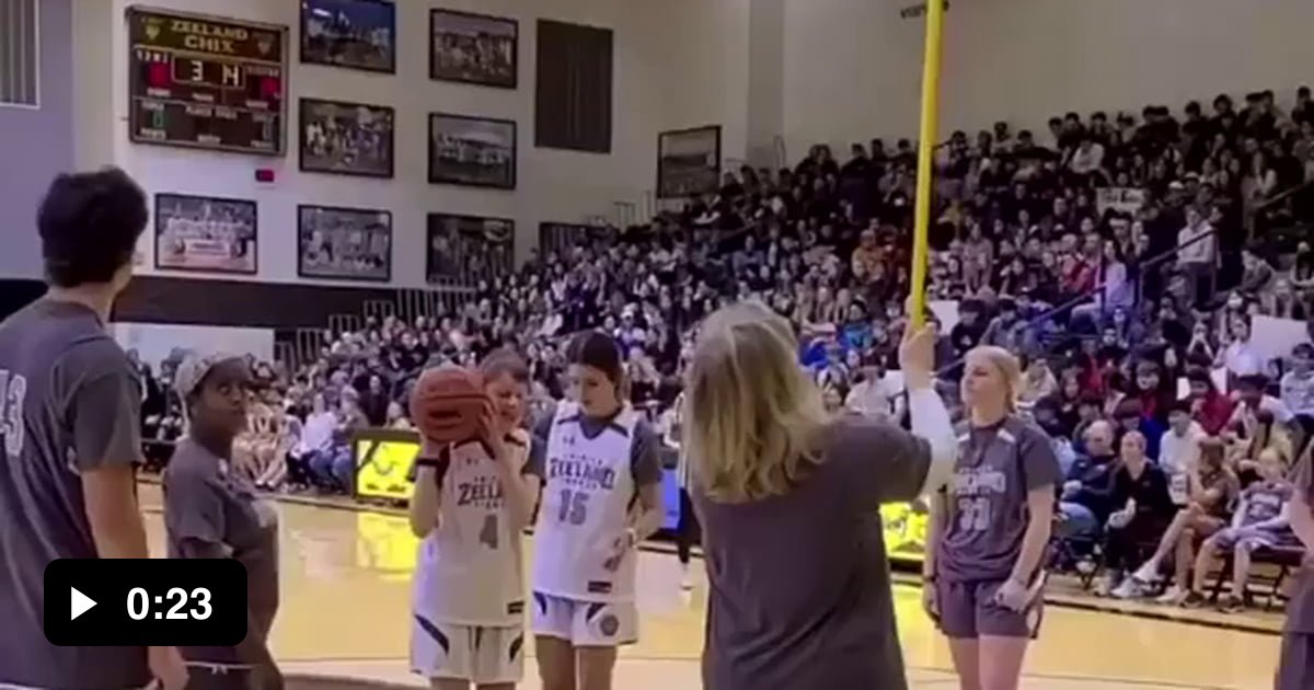 Blind basketball player makes free throw 9GAG