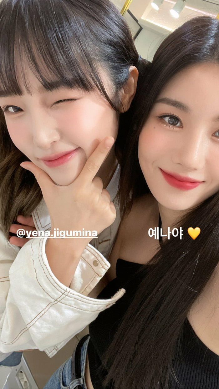 Yena and Eunbi - 9GAG