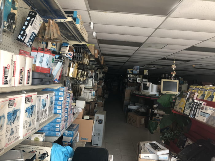 Zero Unique Computer Store Untouched computer store from 2002 - 9GAG