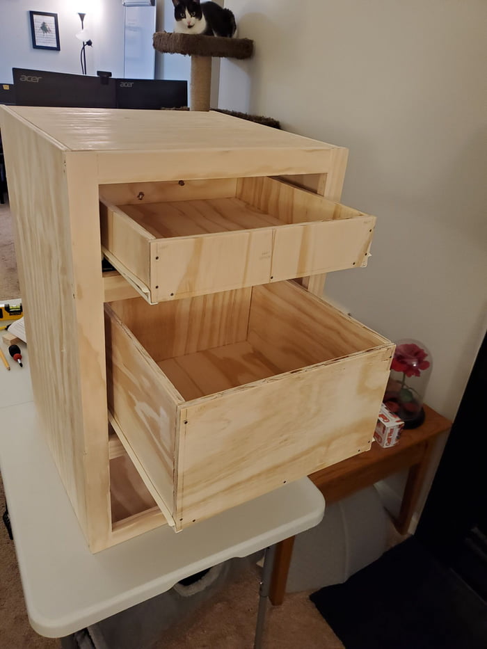 So today I finally installed the drawers into the table I'm building