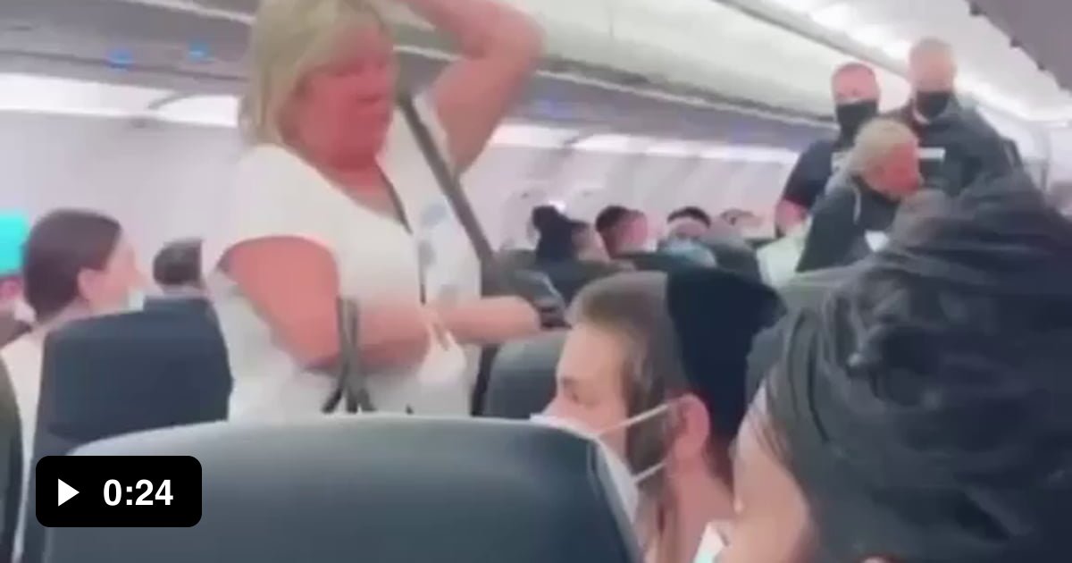 A Karen and her daughter getting kicked off a plane for not wearing a ...