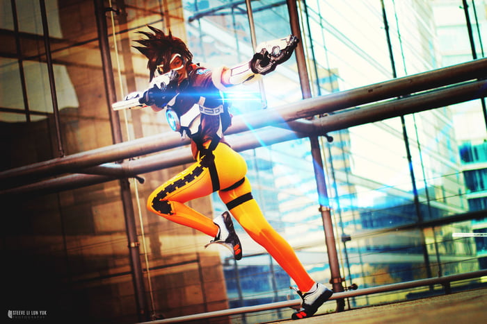 Ardsami Cosplay As Tracer (Overwatch)   9GAG