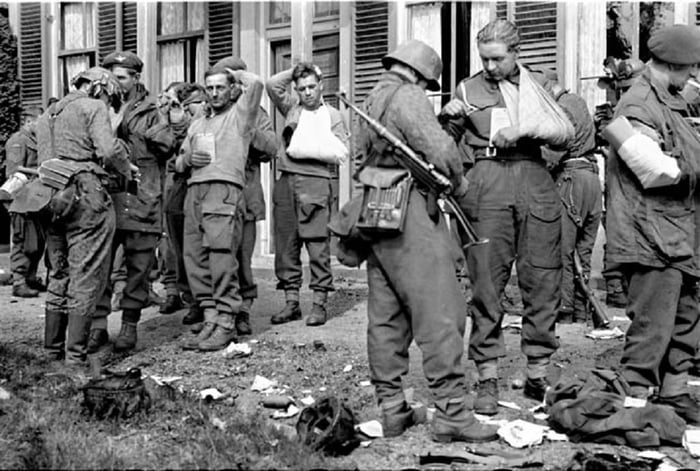 Waffen SS Soldiers Administer First Aid To Wounded Captured British   Az94KDz 700b 