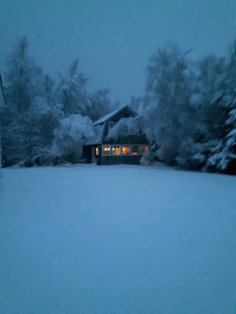 A Cozy Canadian Cottage In Winter 9gag