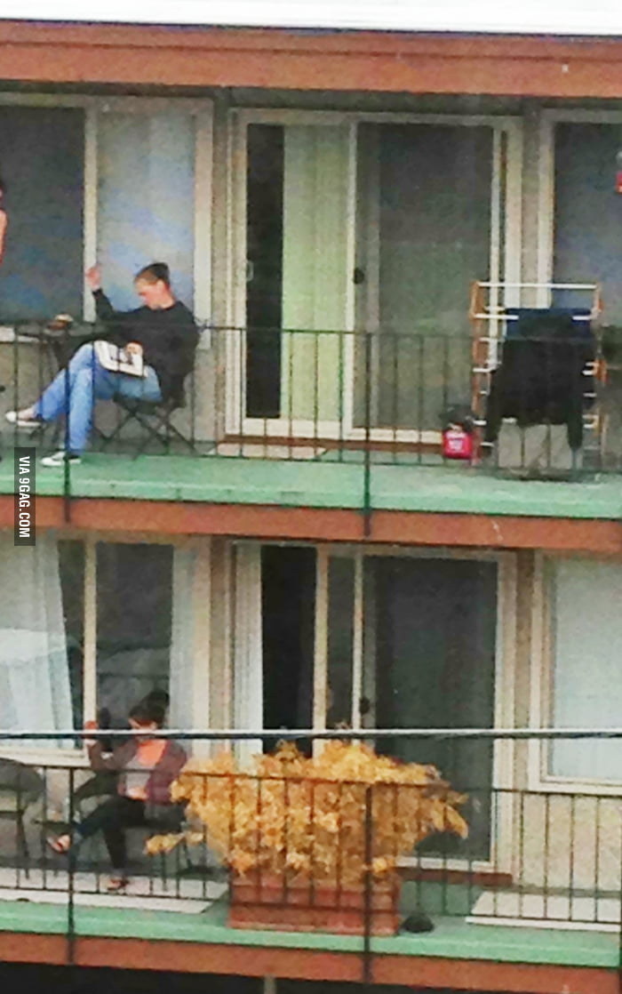 These two women are living parallel lives and don't even know it. - 9GAG