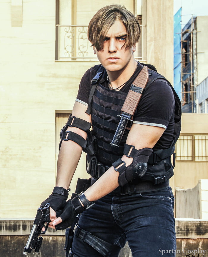 As Leon Kennedy-Re4-Old Cosplay-2013 - 9GAG